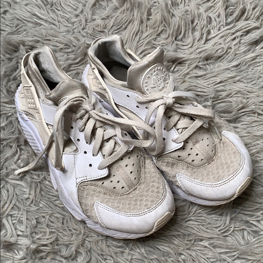 Preowned Nike huarache size 7.5 white